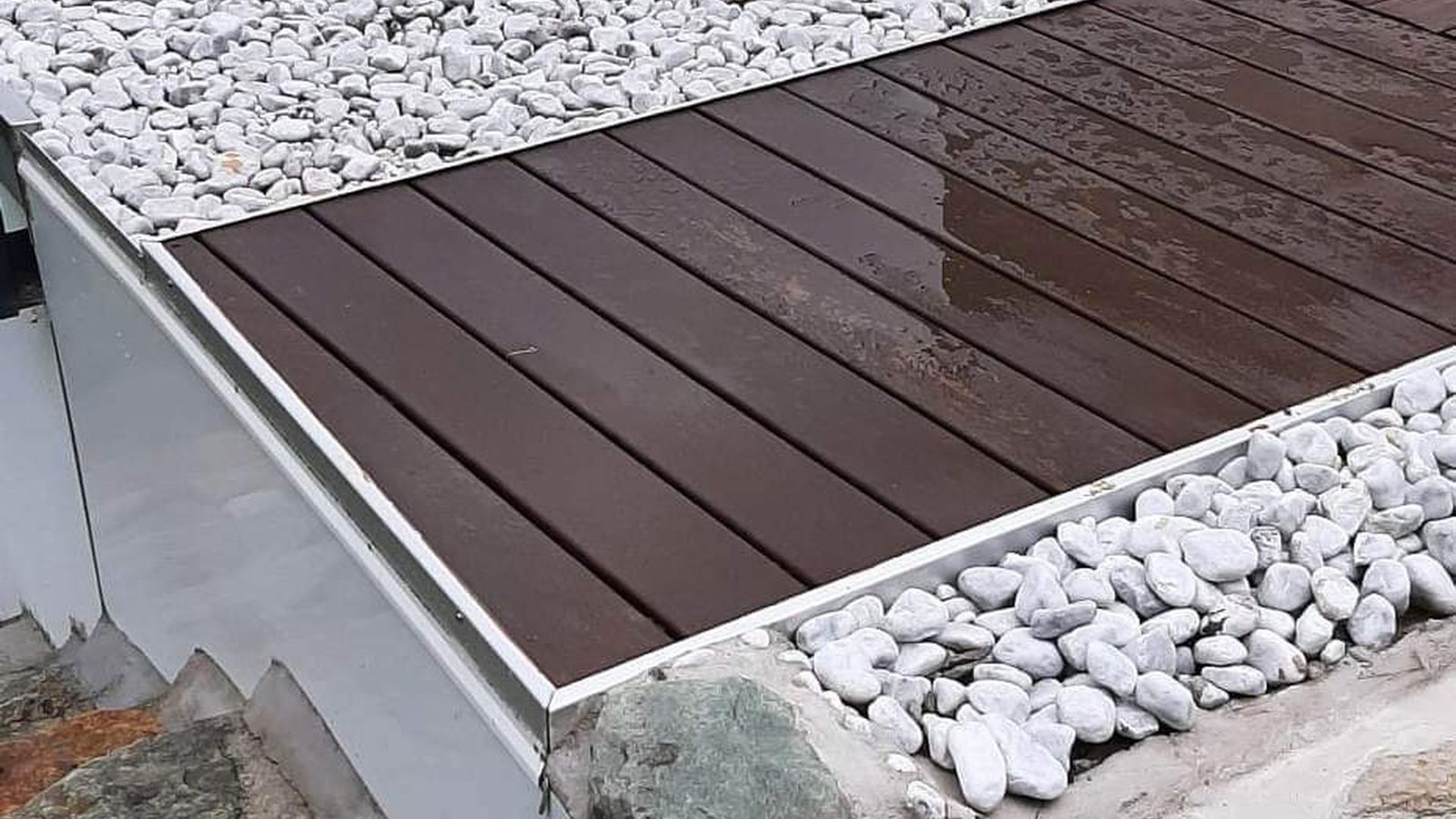 Neu gebaute Holzterrasse mit Natursteinweg im Wallis von RJ Bau